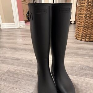 Hunter refined Tall Matte Black Women's Rain Boots with gold Buckle size 7US